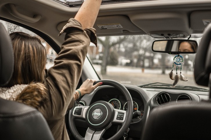 Fahrschülerin freut sich im Auto