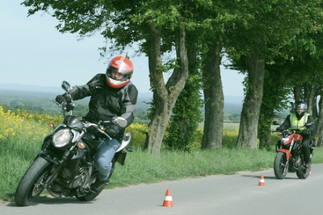 Motorradausbildung bei Fahrschule Galle Fahrschüler fährt auf Straße mit Fahrlehrer