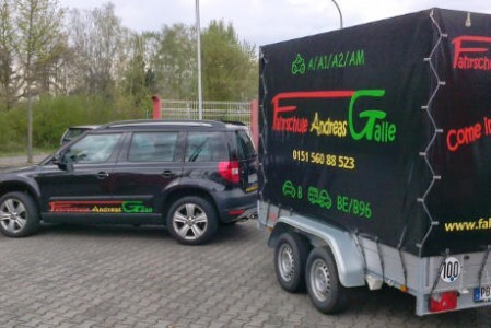 Anhänger von Fahrschule Galle Auto mit Anhänger von Fahrschule Galle in Paderborn