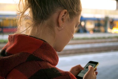 Mädchen schaut auf Handy